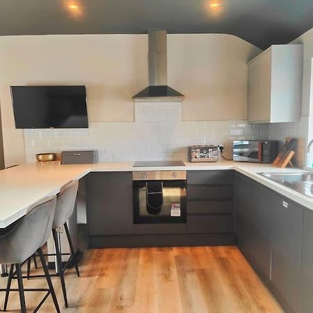 Sloane Modern 2 Bedroom Seafront Apartment 黑潭 外观 照片