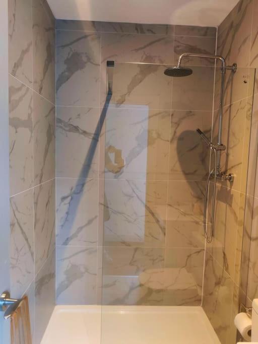 Sloane Modern 2 Bedroom Seafront Apartment 黑潭 外观 照片