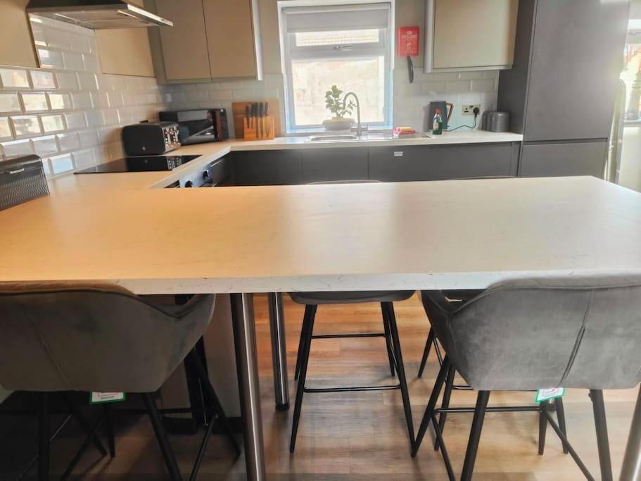 Sloane Modern 2 Bedroom Seafront Apartment 黑潭 外观 照片