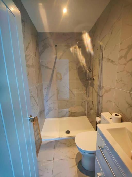Sloane Modern 2 Bedroom Seafront Apartment 黑潭 外观 照片