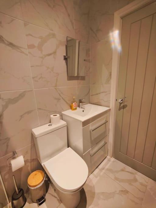 Sloane Modern 2 Bedroom Seafront Apartment 黑潭 外观 照片
