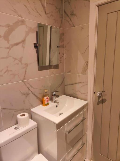 Sloane Modern 2 Bedroom Seafront Apartment 黑潭 外观 照片