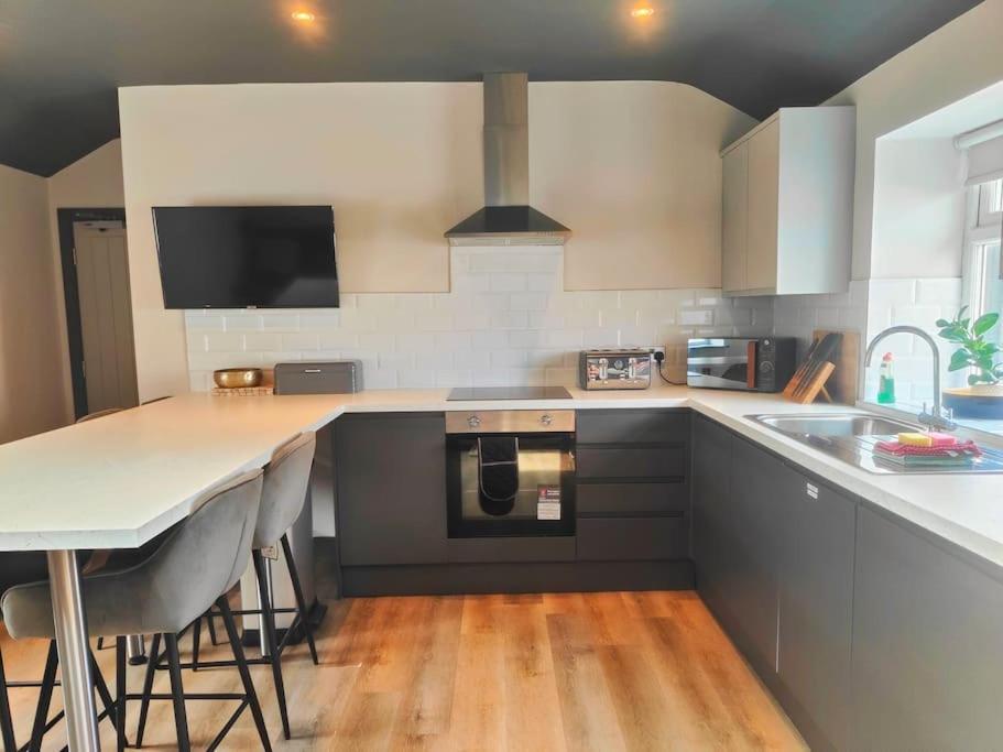 Sloane Modern 2 Bedroom Seafront Apartment 黑潭 外观 照片